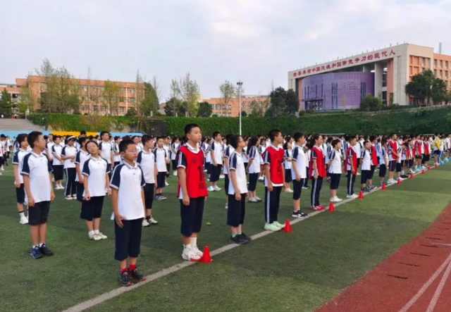 享有公正而有质量深化推动城乡义务教育共同体建造和教育融合